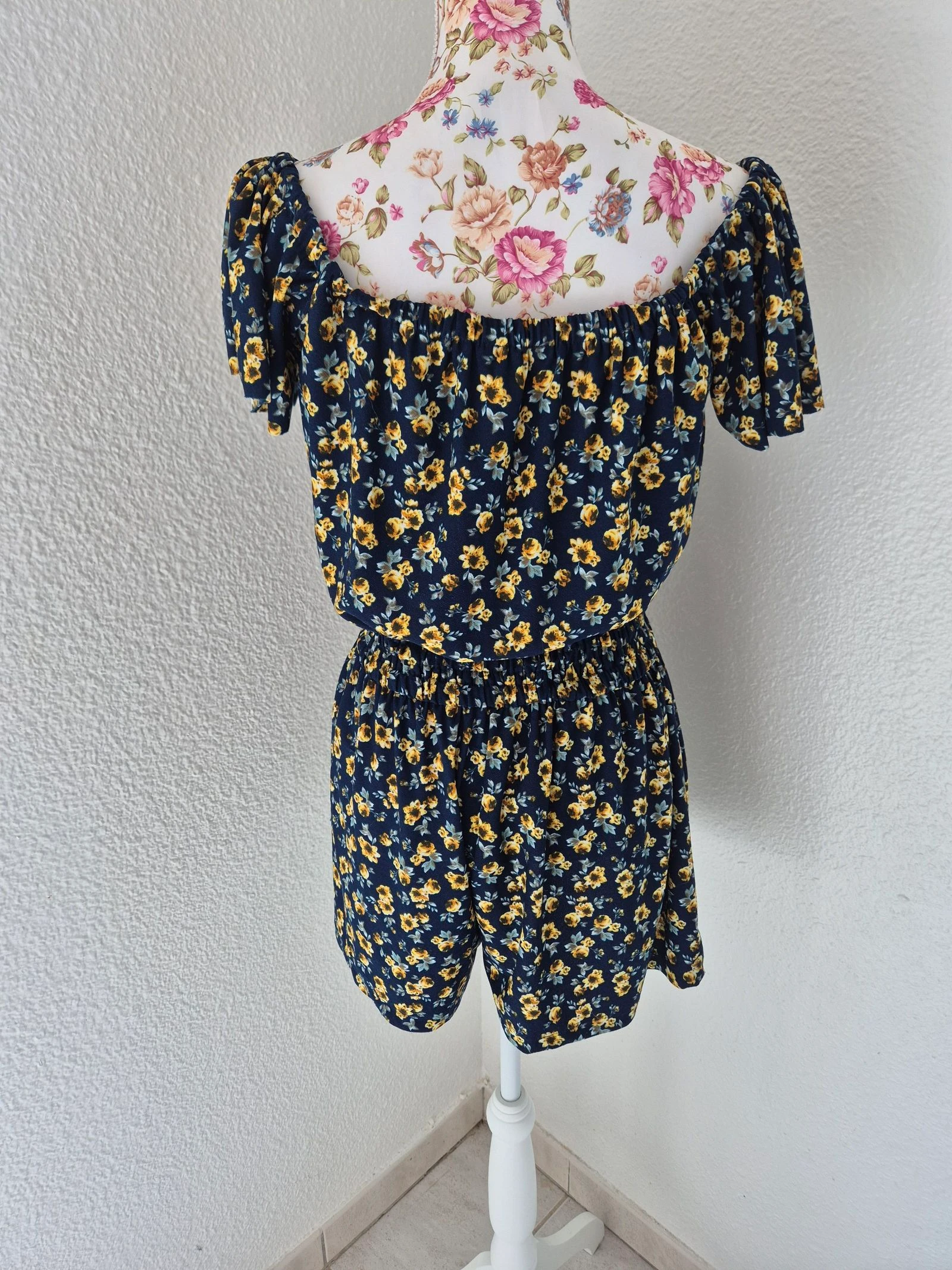 Combishort Mango Basics T36/S – azul marinho com flores amarelas, ombros descobertos, estilo boêmio chique – photo 6